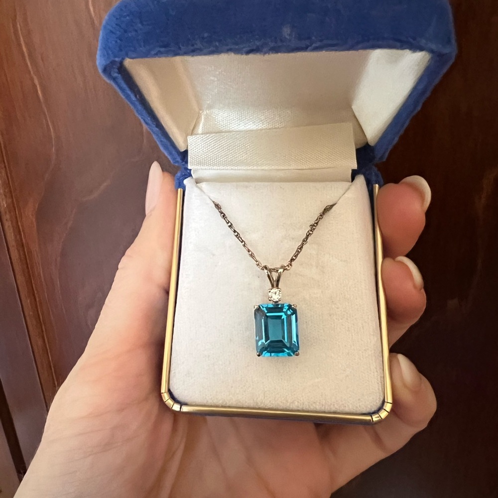 Blue topaz and Diamond necklace